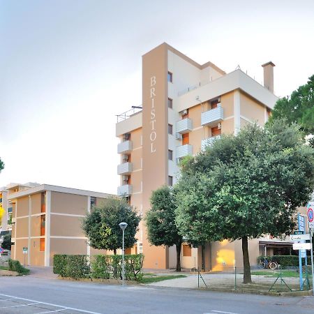Condominio Bristol Бибионе Екстериор снимка