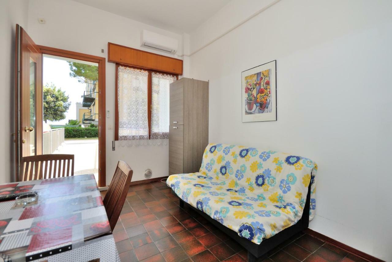 Condominio Bristol Бибионе Екстериор снимка